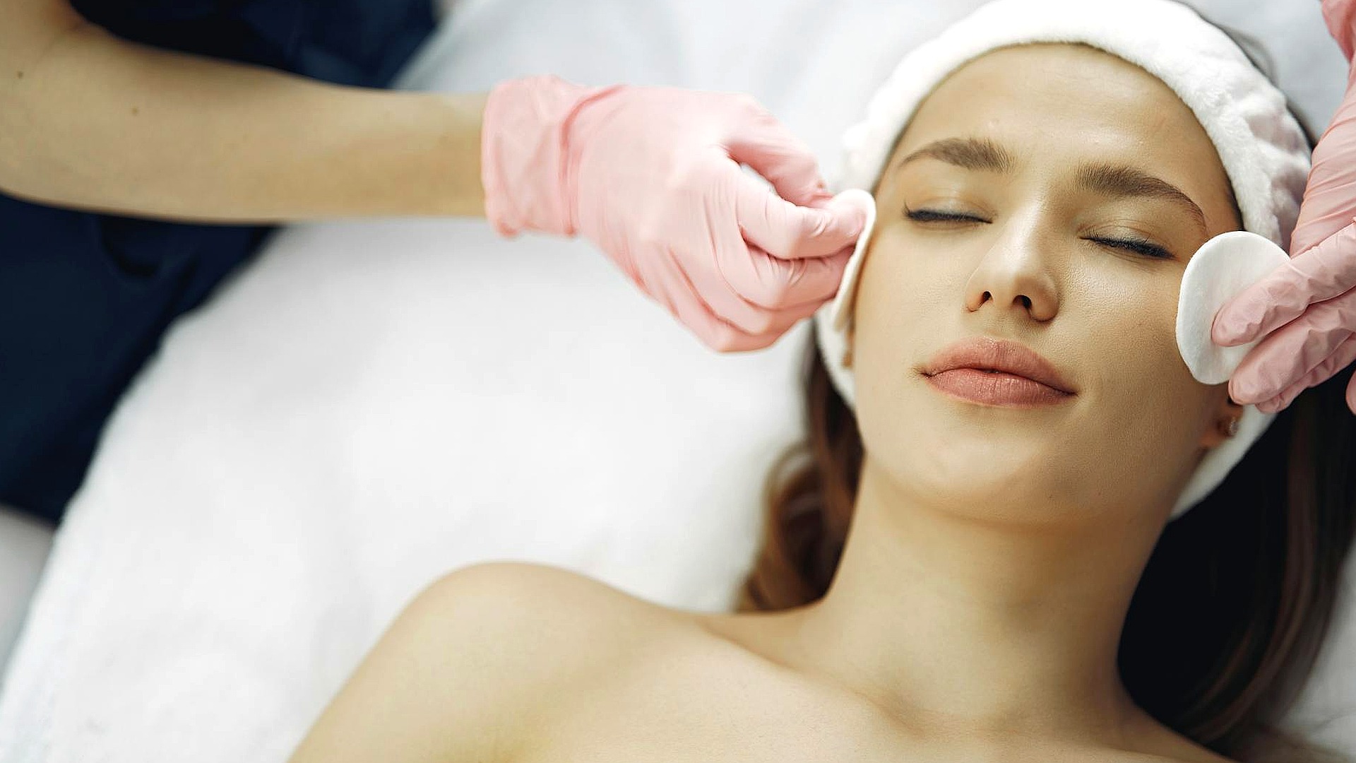 Professionele gezichtsbehandeling door schoonheidsspecialiste in luxe salon in Het Gooi