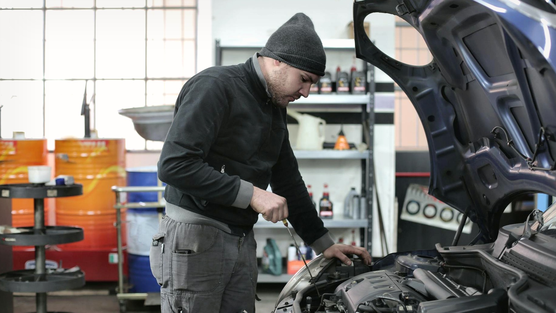 Vakwerk aan premium auto in moderne schone werkplaats in Oegstgeest