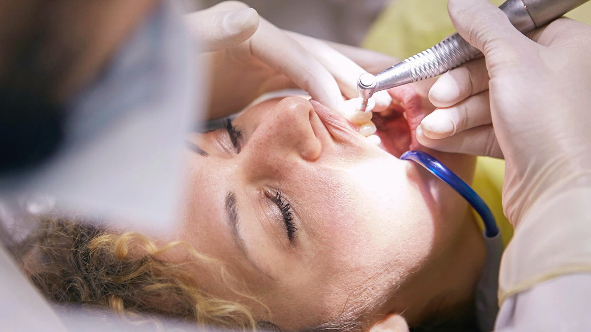 Professionele behandeling in moderne luxe tandartspraktijk in Wassenaar